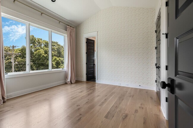 Building Photo - BEAUTIFUL CUSTOM BUILT HOME. 12 SOUTH ACRO...