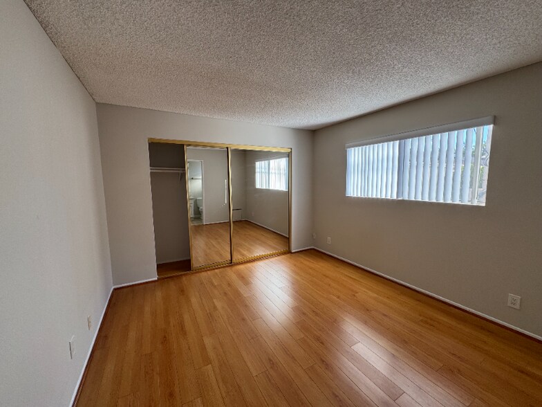 Building Photo - 725 E Providencia Ave