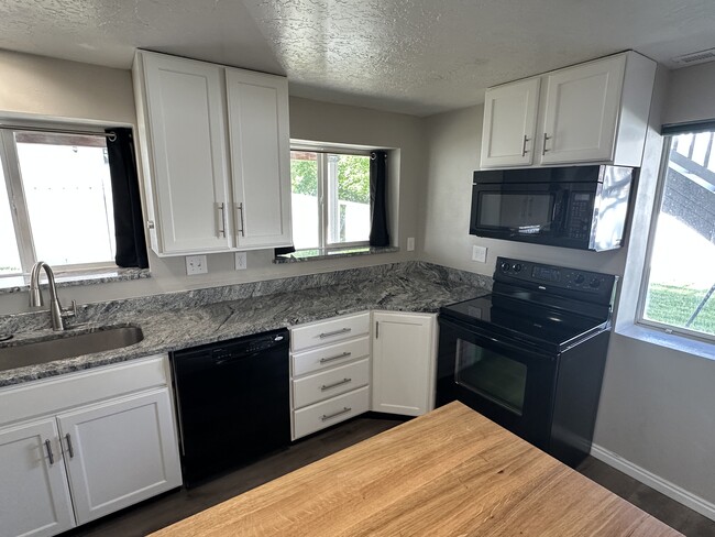 Building Photo - Lehi 625 House