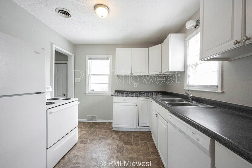 Building Photo - 5005 Indianola Ave