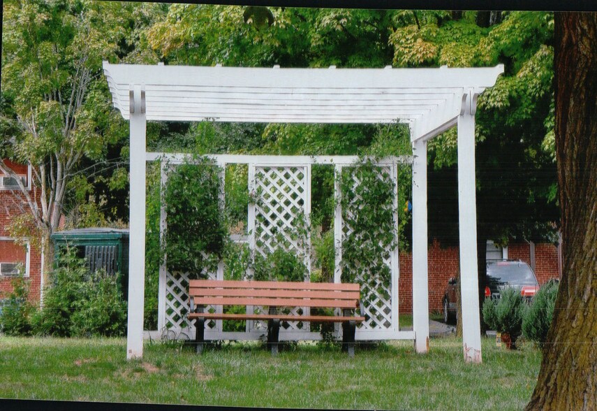 Building Photo - 458 Middle Turnpike W