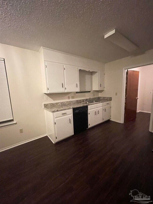 Building Photo - 10049 Hillview Rd