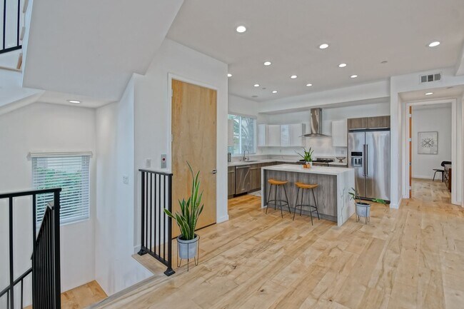 Building Photo - Custom, Modern & Spacious Tri-Level Home w...