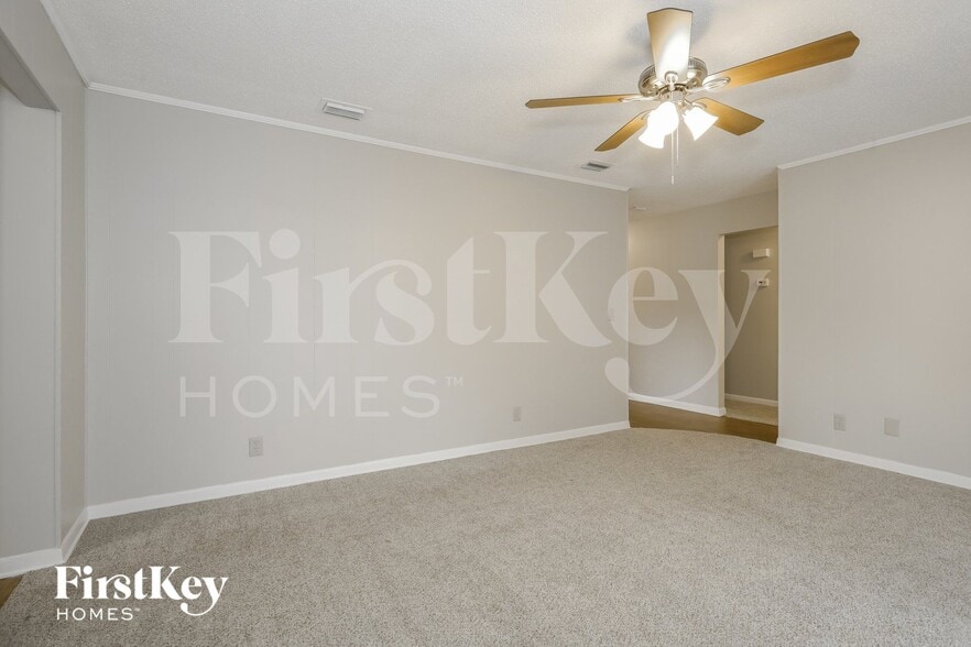 Building Photo - 2410 Oakdale Dr N