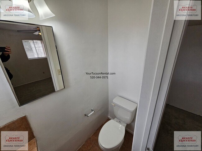 Building Photo - Grant & Silverbell Rd 3/1.5 with A/C $500 Security Deposit