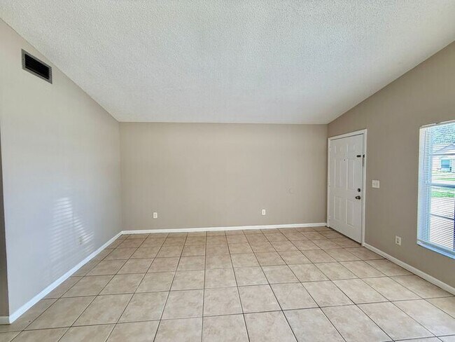 Building Photo - CUTE AFFORDABLE 2/2 DUPLEX off Michigan!