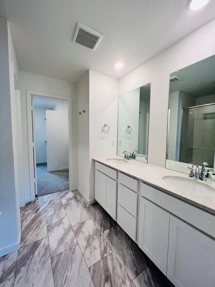Building Photo - 637 Lillibrook Pl
