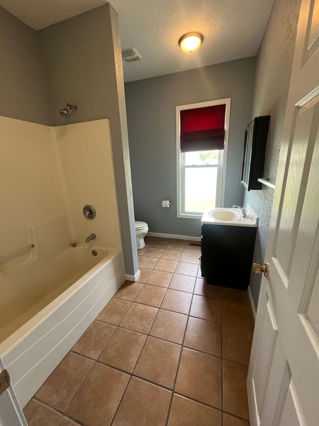 Building Photo - Newly renovated! 2 BEDROOM, OFFICE SPACE, LAUNDRY ROOM!
