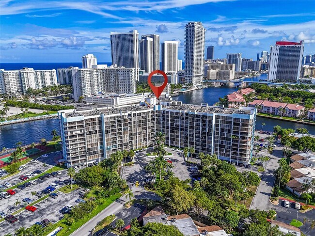 Building Photo - 200 Leslie Dr