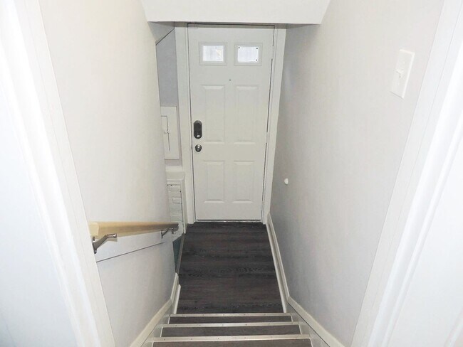 Building Photo - 5 Bed - 2 Full Bath Cape Cod for Rent!