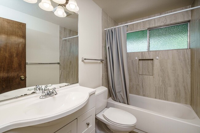 Building Photo - GREAT LOCATION!!! Single Level 3 bedroom 2...