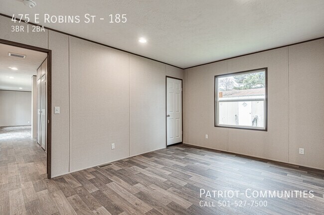 Building Photo - 475 E Robins St