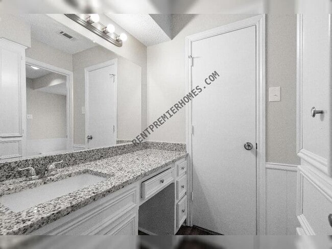Building Photo - 1410 Pine Hill Dr
