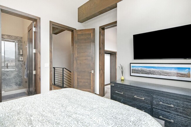 Building Photo - Luxury ski season rental is an entertainer...