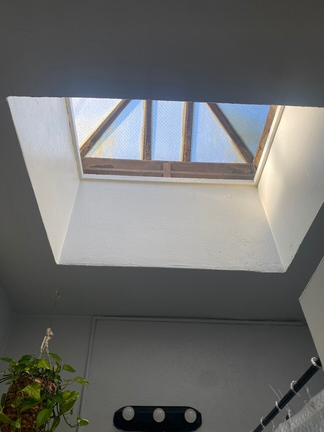 Building Photo - 939 E 4th St