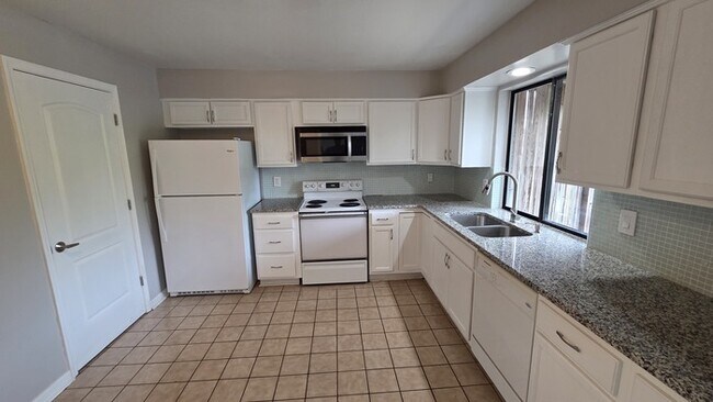 Building Photo - 2-Bed, 2-Bath Rental with Spacious Living ...