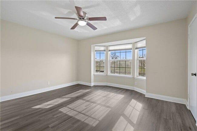 Building Photo - 4800 Pontchartrain Dr