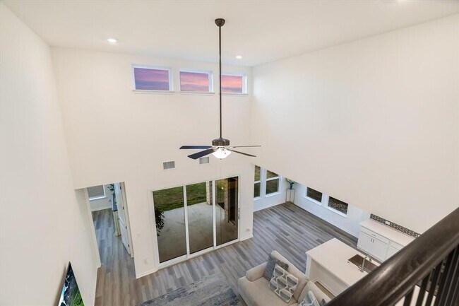 Building Photo - 737 Leeward Pass