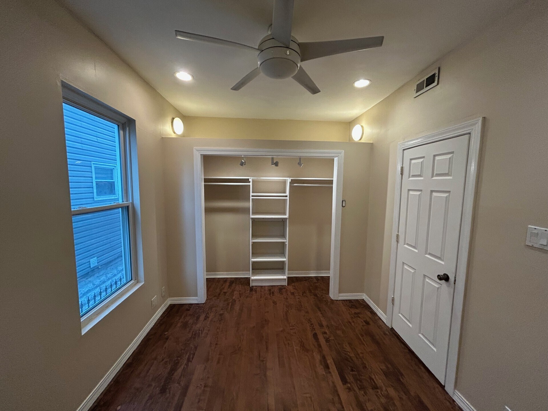 Building Photo - 3849 W School St