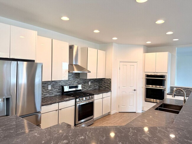 Building Photo - Northwest Valley 6 bdr  4400 sq ft  with RV parking, pool, covered patio -  all on a 1/2 acre lot!