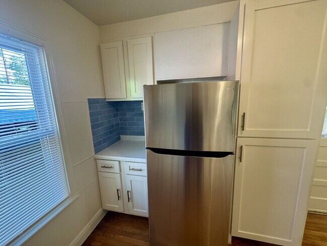 Building Photo - Updated & Charming in the Heart of North C...