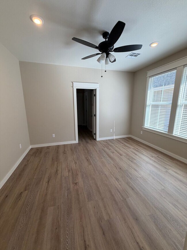 Building Photo - 3 Bed | 2 Bath House | Fridge will be add upon move in.