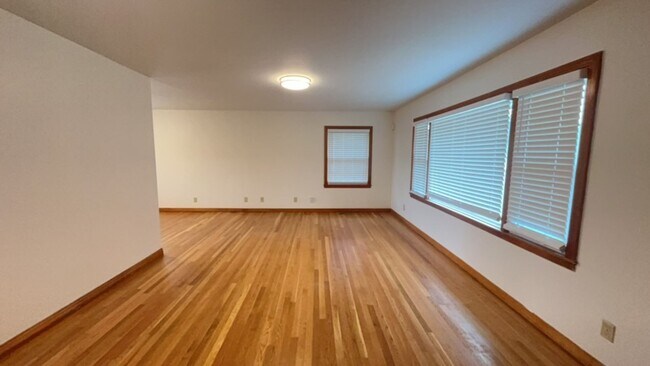 Building Photo - 1400 McClung Ave SE