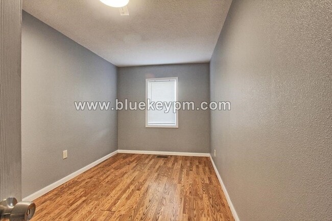 Building Photo - 3 Bed, 1.5 Bath Home with Large Yard and Parking Area in SE Portland