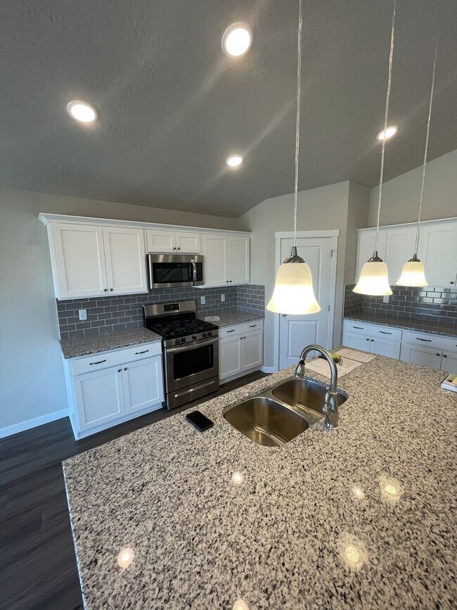 Building Photo - 4 bedroom 2 bath large loft area upstairs / All bedrooms downstairs