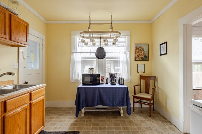 Building Photo - Charming 2-Bedroom Home Near Downtown Bellingham – Private Yard & Cozy Living