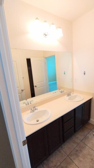 Building Photo - 880 Willow Bridge Dr