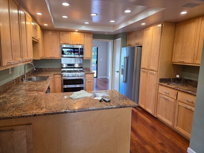 Building Photo - Amazing 3 bedroom, 3 bathroom Walnut Creek...