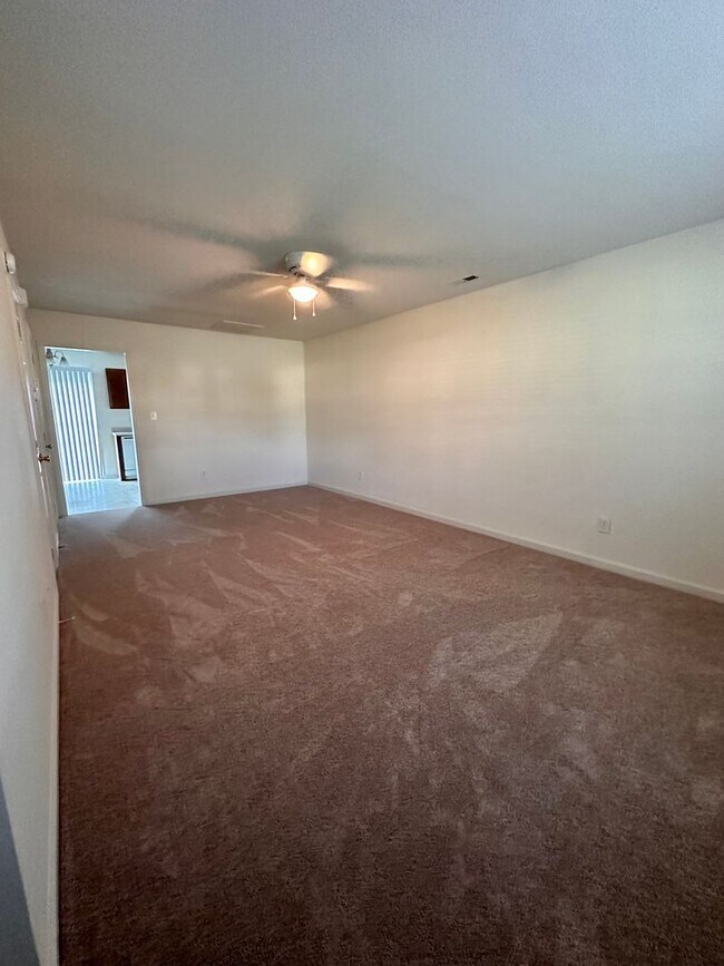 Building Photo - 105 E Coopers Ct