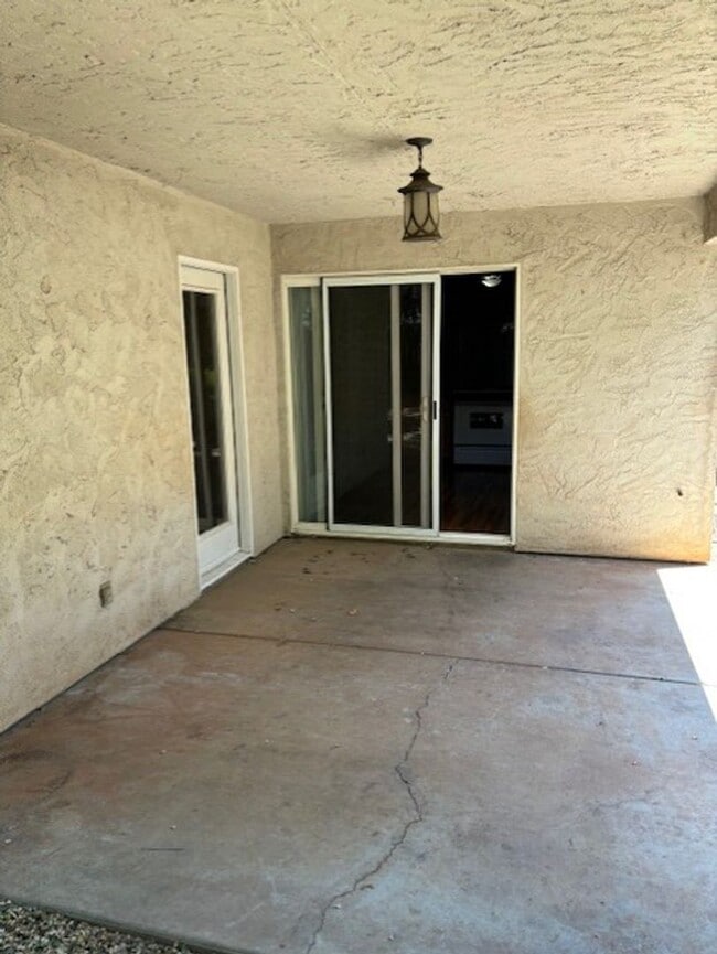Building Photo - 10 N Valley Ct