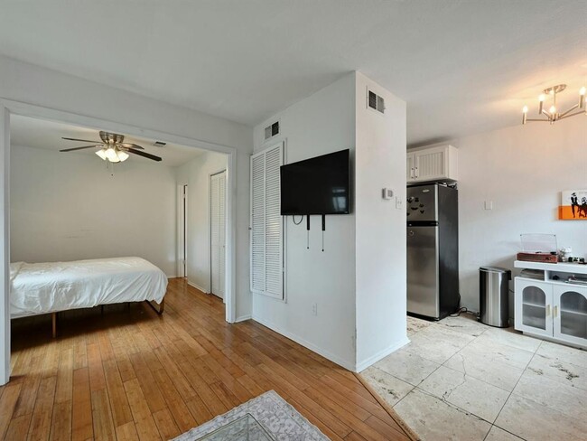 Building Photo - 1110 W 22nd St
