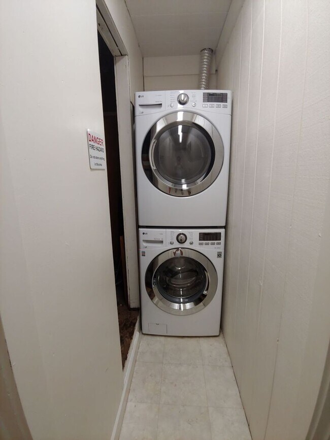 Building Photo - Beautifully Updated Boulder 3Bed/2Bath- Walking distance from CU campus & 29th St Mall! Available...