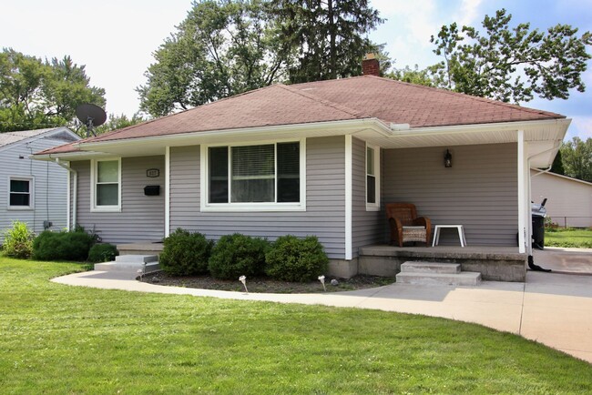 Building Photo - Three Bedroom House in Maumee ~ Available ...