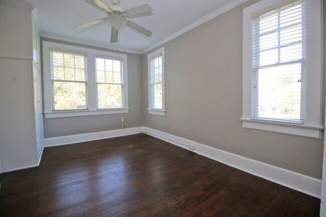 Building Photo - Pre-leasing for 2026-2027 Charming 3 Bed /...