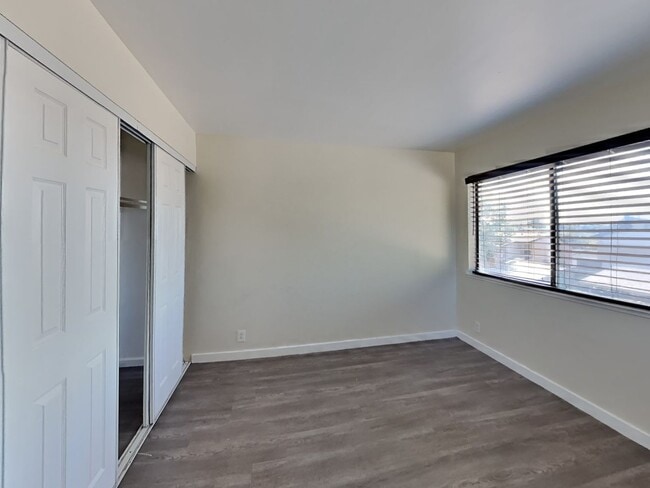 Building Photo - 2/1 Oakland Condo Near Zoo!