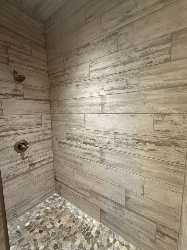 Building Photo - 3 Bedroom 2 Bath Home Newly Renovated