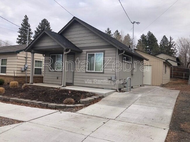 Building Photo - 208 SE 4th St