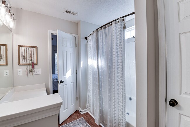 Building Photo - 4 BR/Loft near Simpsonville!  Lawn Maintenance included! Amenities & Close to Shopping & Restaurants