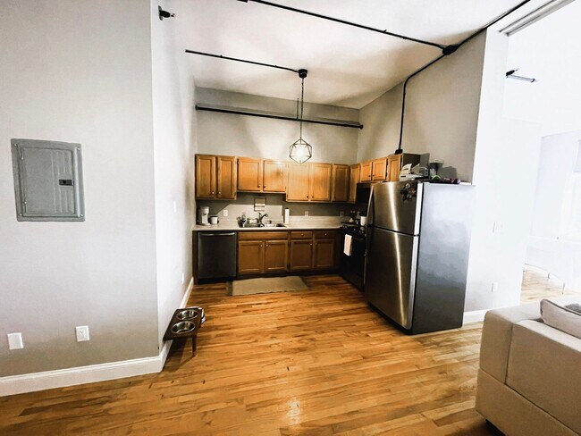 Building Photo - Spacious Studio Downtown Dover!