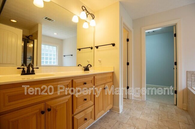 Building Photo - 7177 Helen Dr