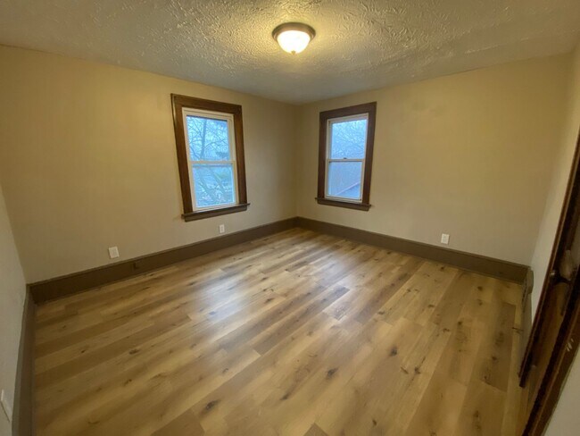 Building Photo - Pet-Friendly 3BR Home • Updated Kitchen • Fenced Yard • Garage