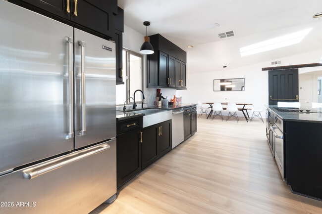 Building Photo - 4451 E Earll Dr