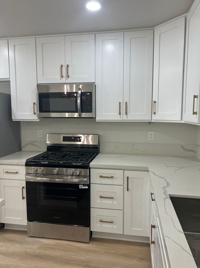 Building Photo - Brand New Detached 3 Bed/2 Bath Home-Central AC +In-Unit Laundry-Riverside