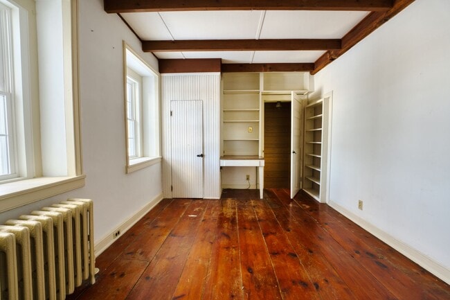 Building Photo - Beautiful 4 Bedroom Farm House