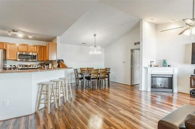 Building Photo - GORGEOUS COMMERCE TOWNSHIP 2 BED/2 BATH MO...