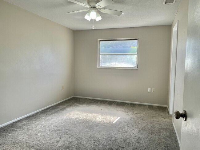 Building Photo - 1943 Sky Dr